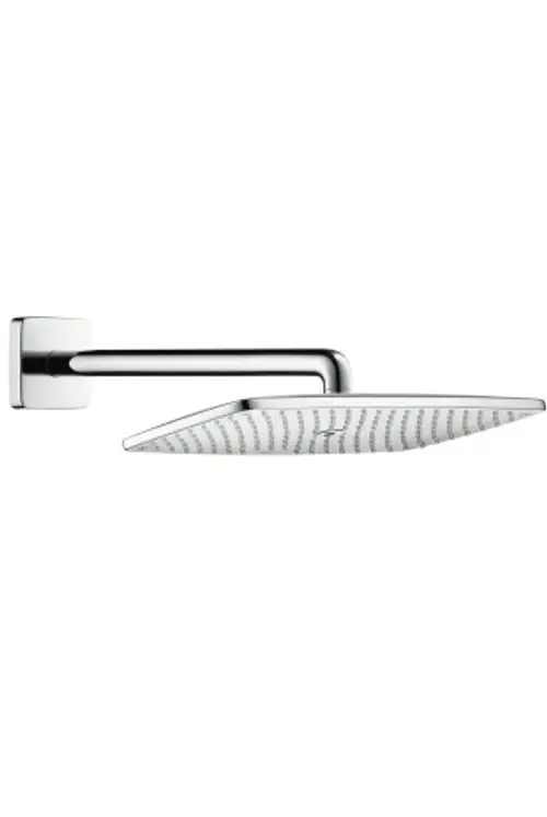 Helle, flache Kopfbrause von Hansgrohe mit quadratischem Sprühteller und länglichem, chromfarbenem Brausearm, montiert an einer Wandhalterung.